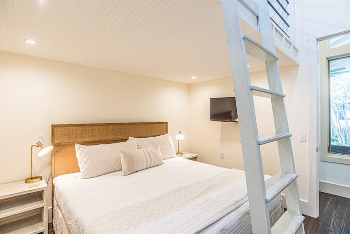 第二位房客的加大双人床和双床阁楼卧室与其他加大双人床和双床阁楼房间共用卫生间。