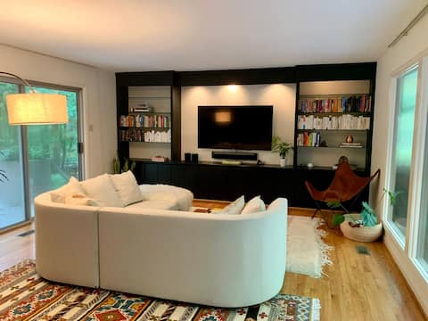 Top Airbnb: Mid-Century Gem • Creekside • King Beds • Near UNC in Chapel Hill