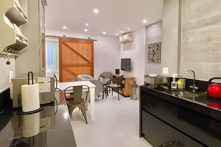 Clean & Contemporary on the trendiest St in Leblon