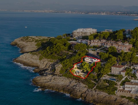 Beautiful villa with pool.