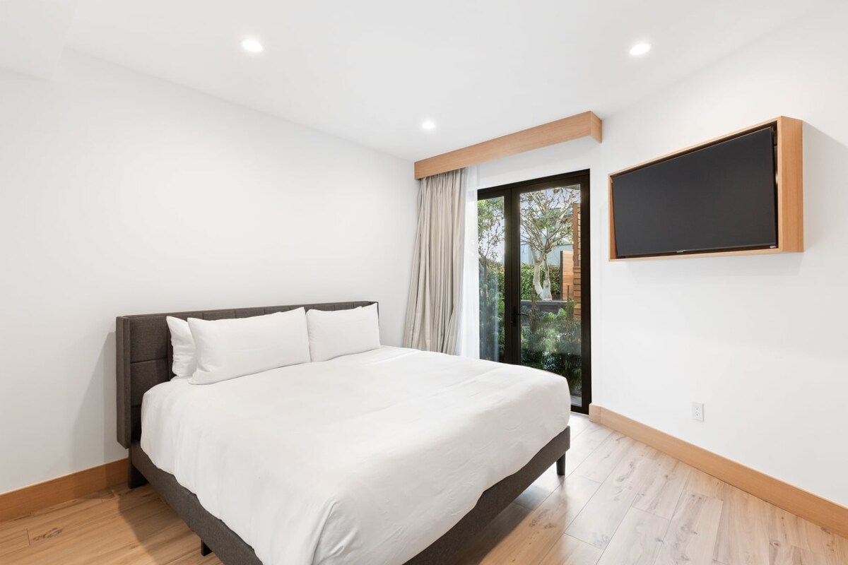 Doors that open up to the refreshing, ocean air and relaxing ambiance.