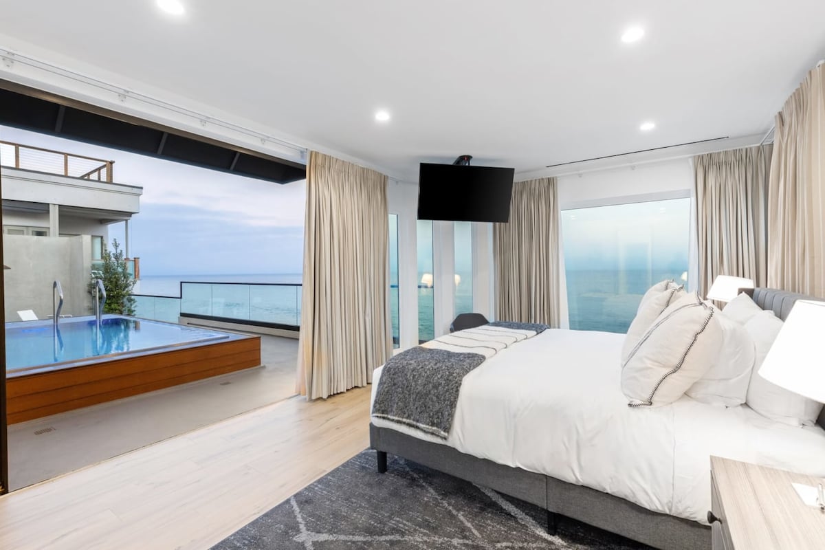 Private jacuzzi tub off of your master bedroom oceanside suite.