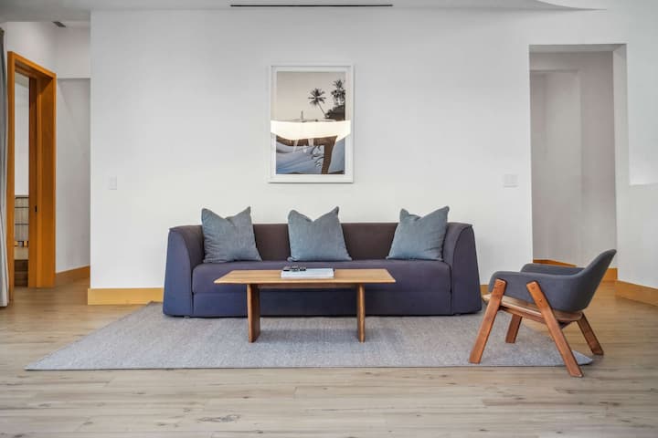 一个时尚和轻松放松的休息室。