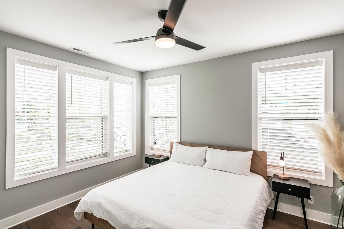 First floor king size bed with en suite bathroom.