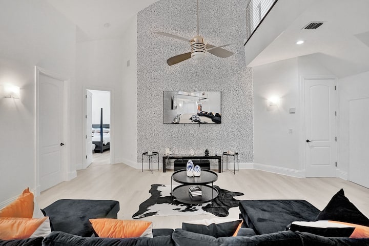 3600sf  /Pool/gameroom - Hollywood
