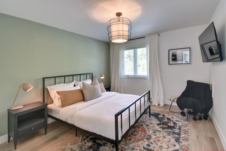 غرفة نوم رئيسية واسعة مع أريكة مريحة وتلفزيون - مثالية للاسترخاء في راحة وخصوصية.