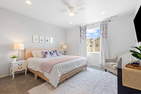 Explorer's House, Firepit, Sleeps 10 w/Game Room