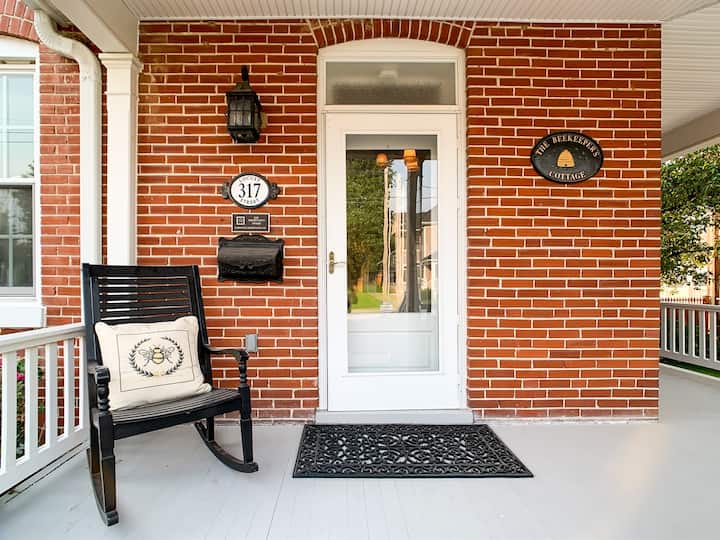 Beekeeper's Cottage Hot Tub, Heated Pool, Dogfr Houses for Rent in