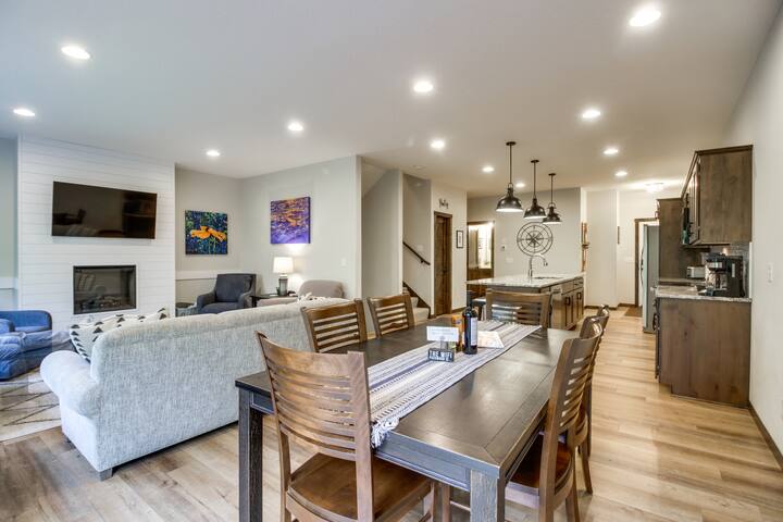 Gull Lake Resort Townhome: Boat Slip & Pool Access