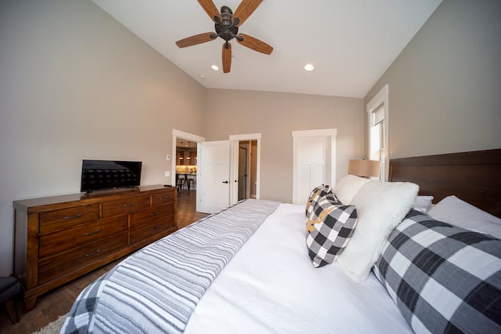 StayWinterPark 71 Alder Brook master bedroom TV