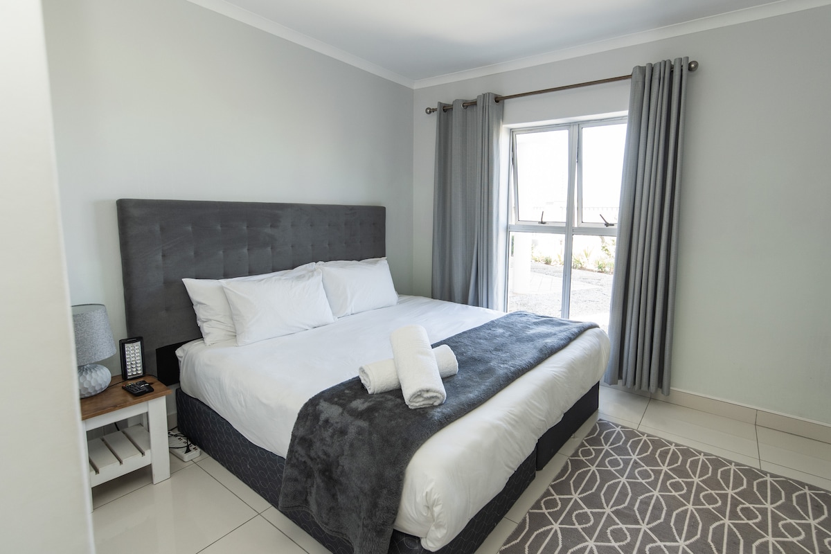 Chumba kikuu cha kulala chenye kitanda cha ukubwa wa king