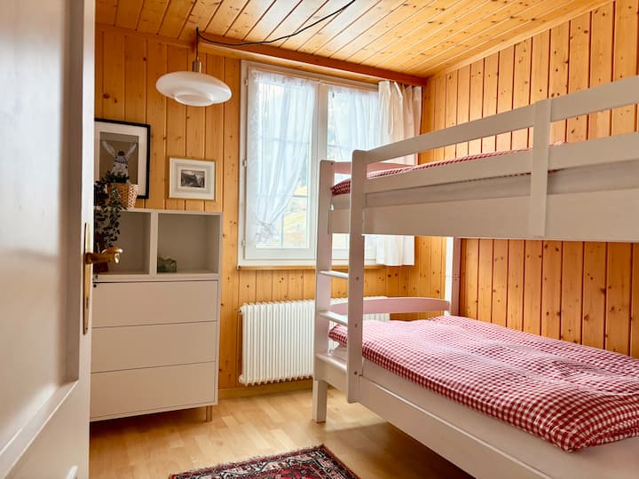 لأن كل شاليه يحتاج إلى لمسة من الداما الأحمر والأبيض.