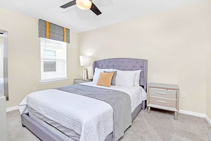 Elegante dormitorio queen con tonos suaves y sábanas prémium