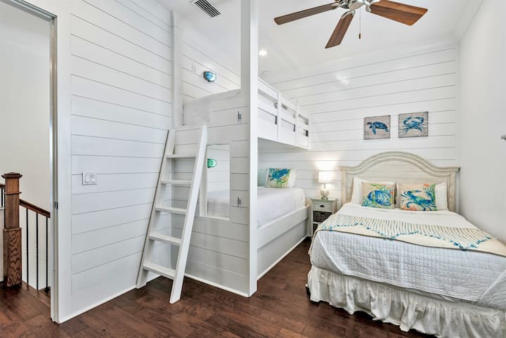 Ghorofa ya 3 - Chumba cha ghorofa kilicho na vitanda 2 vya ghorofa na kitanda kamili w/bafu ya kujitegemea