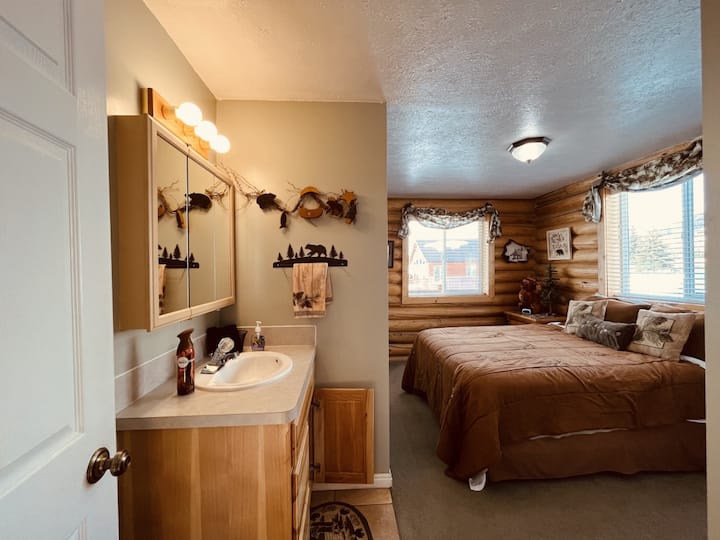 Bedroom 4 with queen bed