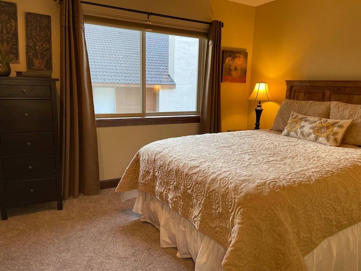 Second bedroom with a queen size bed