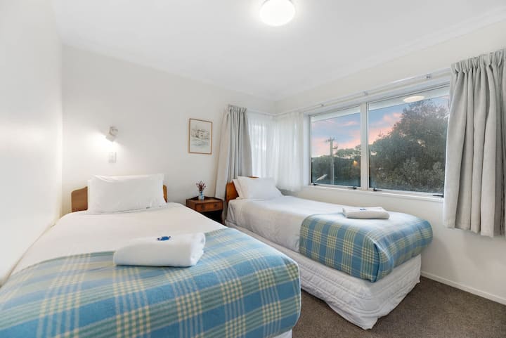 Spálňa 3 na poschodí s 2 samostatnými lôžkami veľkosti King.