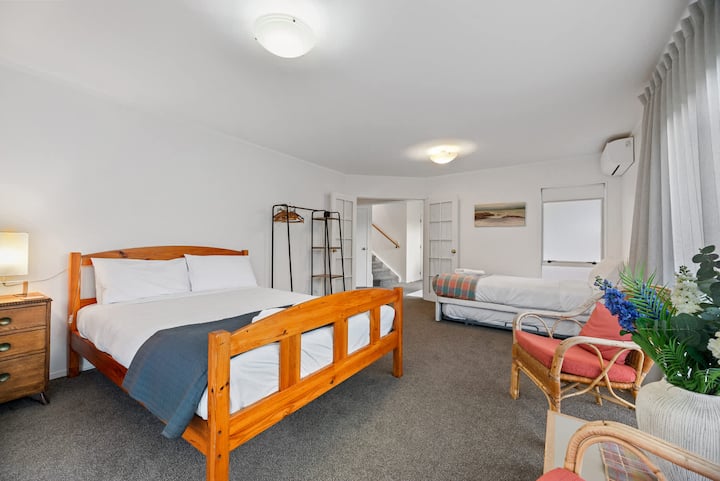 Veľká spálňa na prízemí s manželskou posteľou a samostatnou rozkladacou posteľou.  V tejto izbe sa môžu ubytovať 4 hostia.