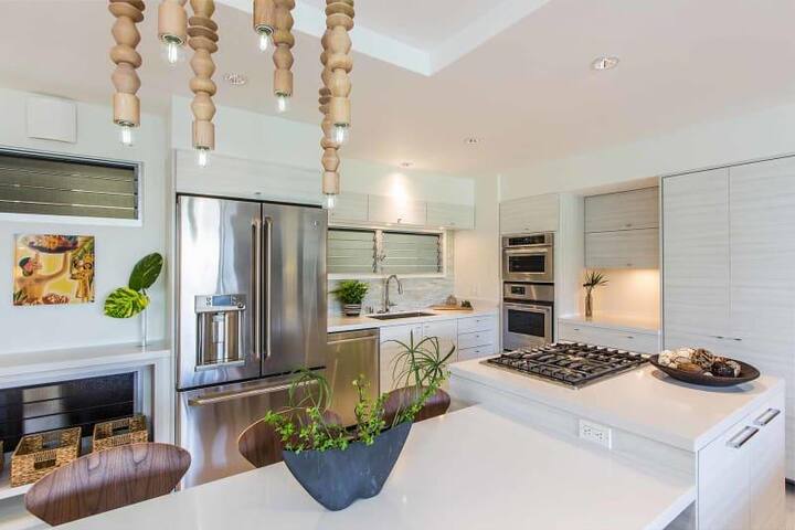 2 Bedroom Deluxe Ocean View – Waikīkī Shore 502 gallery image 3