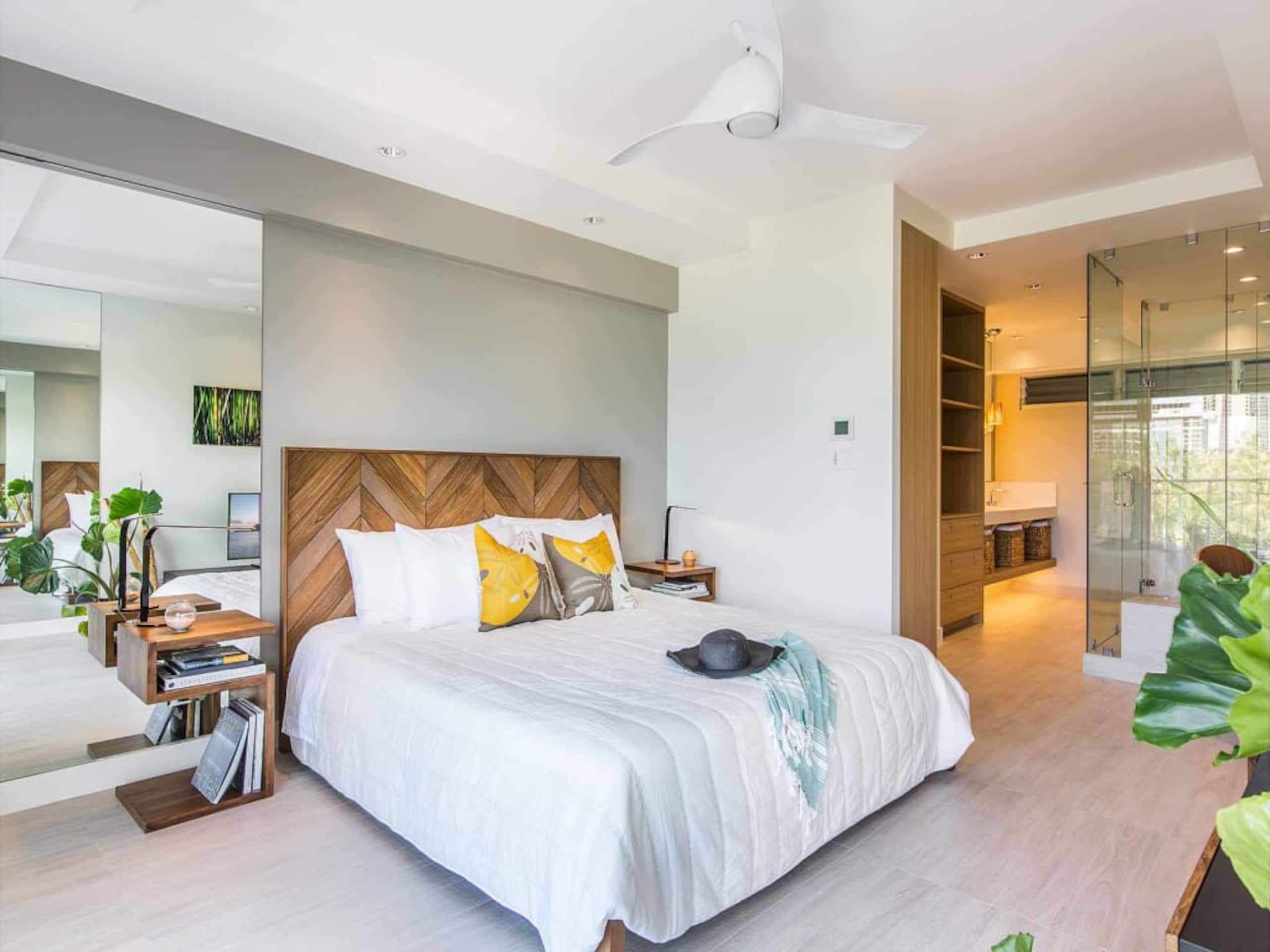 Condo in Honolulu · ★4.54 · 2 bedrooms · 3 beds · 2 shared baths - Image 4