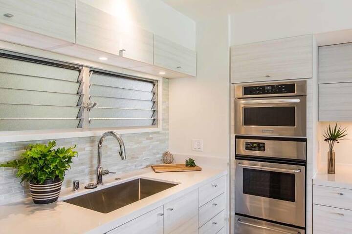 2 Bedroom Deluxe Ocean View – Waikīkī Shore 502 gallery image 2