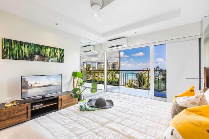 2 Bedroom Deluxe Ocean View – Waikīkī Shore 502