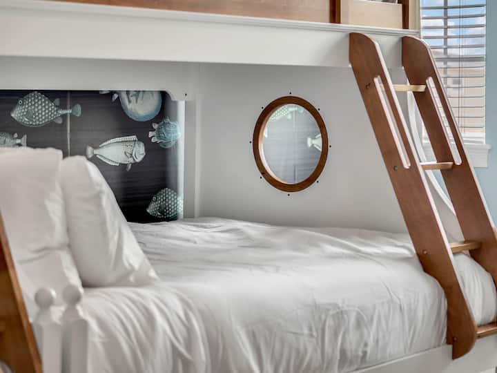 - Nautical themed bunk bed with ocean accents for kids vacation stays  
- Fun design creates a playful space for family-friendly rentals  
- Perfect for children to enjoy a cozy and unique Orlando getaway