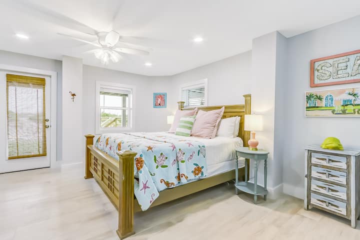 楼下主卧（ 2号卧室） |带有线电视和流媒体功能的电视