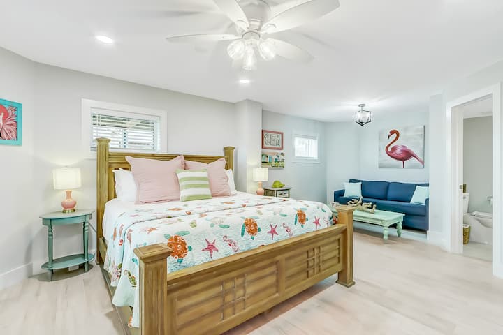 楼下主卧室（2号卧室）|带有线电视和流媒体功能的电视