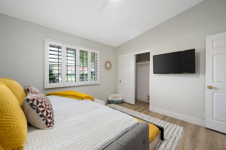 habitación con cama queen, cama nido y TV con Roku