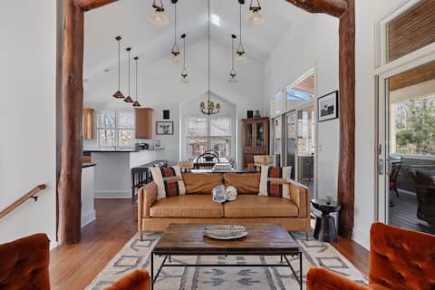 Lodge Home + HotTub, Pool-Theater-Clubhouse Access