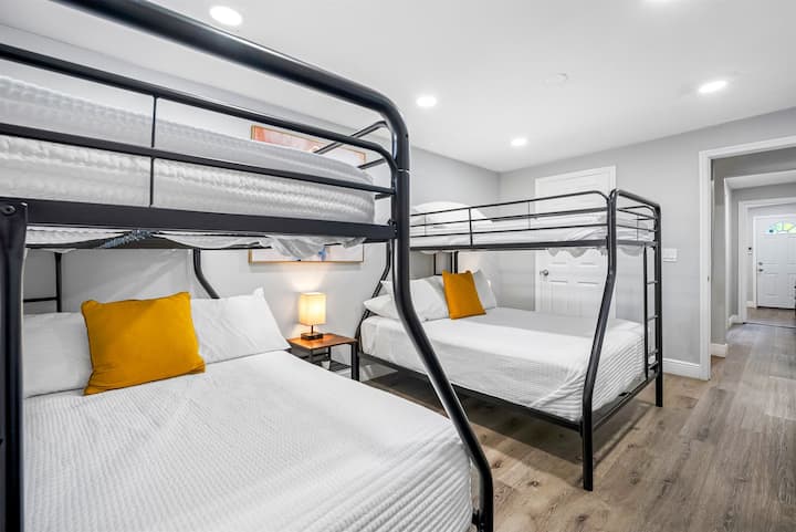 Parfaite pour les familles ou les groupes, cette chambre confortable dispose de deux lits superposés avec beaucoup d'espace pour tout le monde.