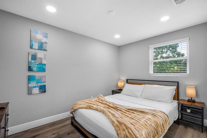 Des lignes épurées et un éclairage doux créent un havre de paix moderne, parfait pour des nuits reposantes.