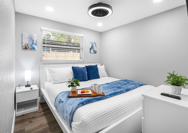 Cette chambre paisible vous invite à vous reposer grâce à son éclairage doux, son décor minimaliste et sa literie confortable.