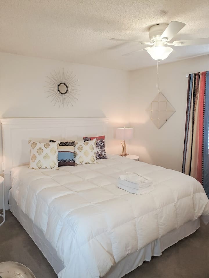 Bračni krevet (širine 180 - 200 cm) s radnim prostorom i rad