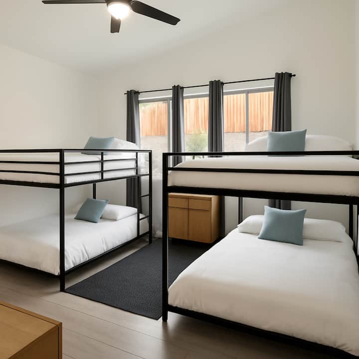 宽敞的主卧室配备两张全尺寸双层床（共四张床），最多可供8位房客舒适入住。 明亮现代，自然采光充足，还有独立卫生间，更加方便。