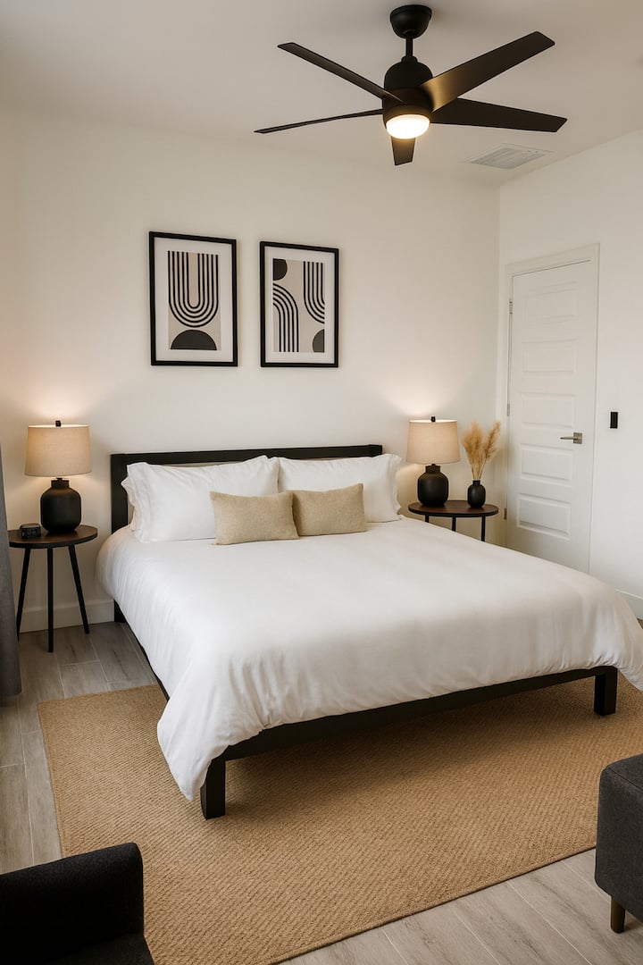 3号卧室配有舒适的加州特大号床，配有毛绒记忆海绵床垫和现代装饰。 宁静、中性的设计营造出放松身心的空间，让您享受美好的睡眠。