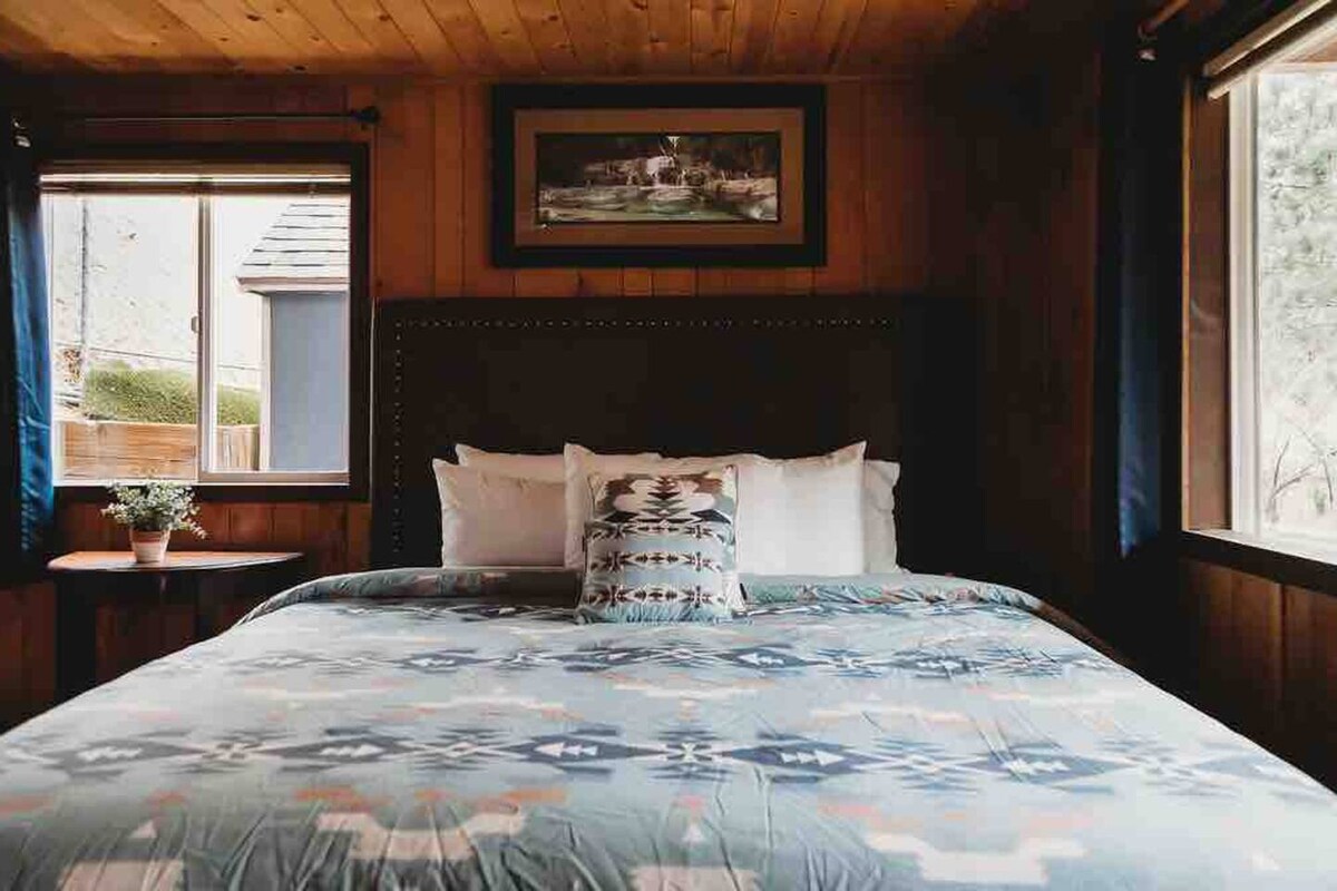 Master bedroom: Relax in style with a plush king bed and serene backyard views!