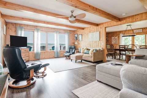 Lake House; Lakefront, Boat/Sauna Rental, Hot Tub!