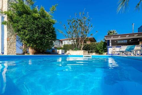 Mediterranean Charm Villa with Pool by the Sea