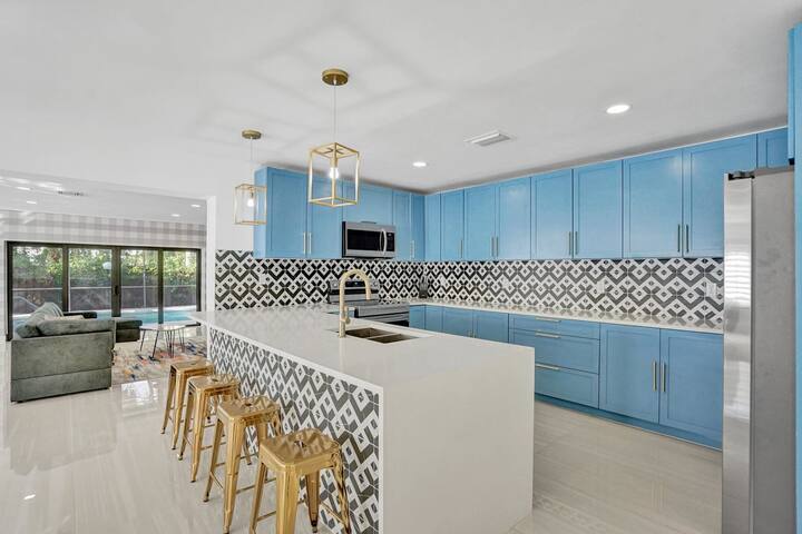 Modern Luxe Design, 4K SF Pool 5 Min to Beach gallery image 3