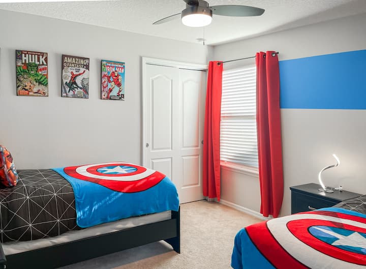Izby majú 2 samostatné postele a dekorácie, ktoré potešia každého fanúšika Avengers.