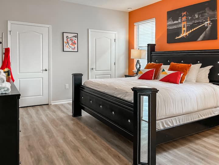 Druhá spálňa na prízemí je spálňa s manželskou posteľou Incredibles.