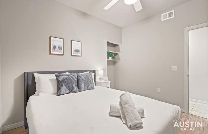 غرفة نوم كوين مع بياضات مخصصة بجودة الفندق