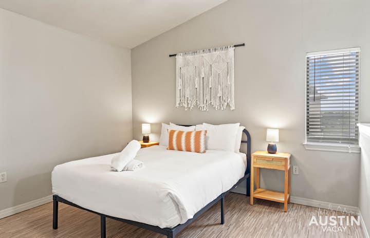 غرفة نوم كوين مع بياضات فندقية مخصصة في الطابق العلوي