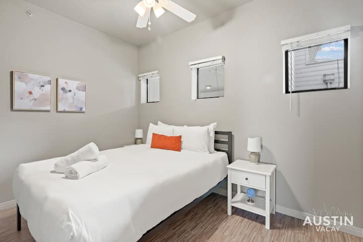 غرفة نوم كوين مع بياضات مخصصة بجودة الفندق