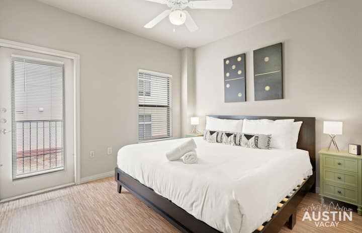 غرفة نوم بسرير كبير مع بياضات مخصصة بجودة الفندق