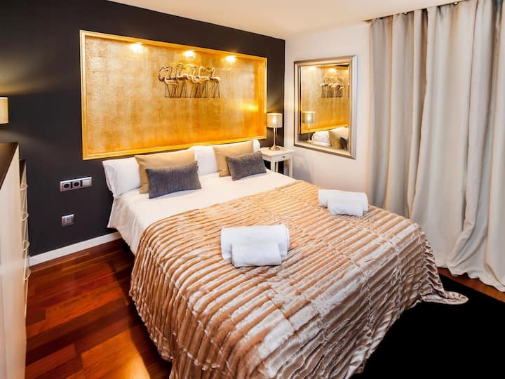 Dormitorio 1: el dormitorio principal cuenta con una cama doble, está situado en la planta baja e incluye un amplio vestidor para mayor comodidad.