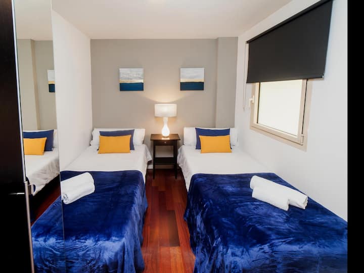 Dormitorio 3: este dormitorio en la planta baja cuenta con dos camas individuales.