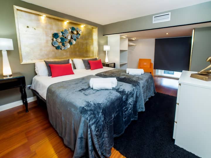 Dormitorio 2: este dormitorio en la planta superior cuenta con dos camas individuales.